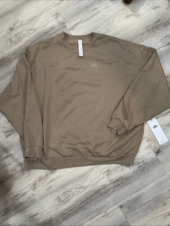 ALO Yoga Tops - ALO Yoga Unisex Accolade Crew neck  pullover in color- gravel
